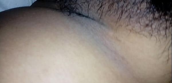  Mostrando la vagina peluda de mi mujer
